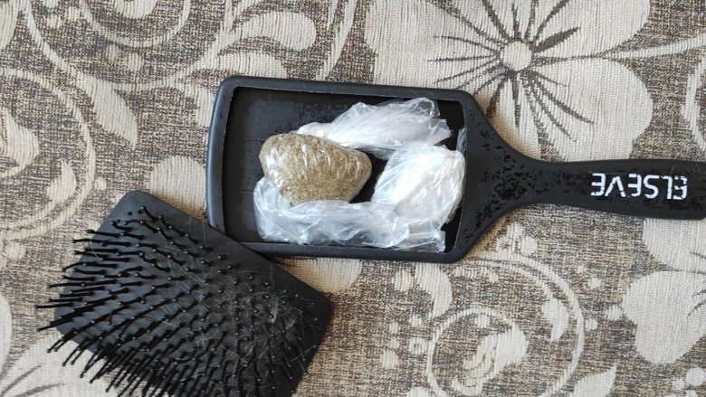 İzmir’de tarak içerisine gizlenen uyuşturucu, polisin dikkatinden kaçmadı