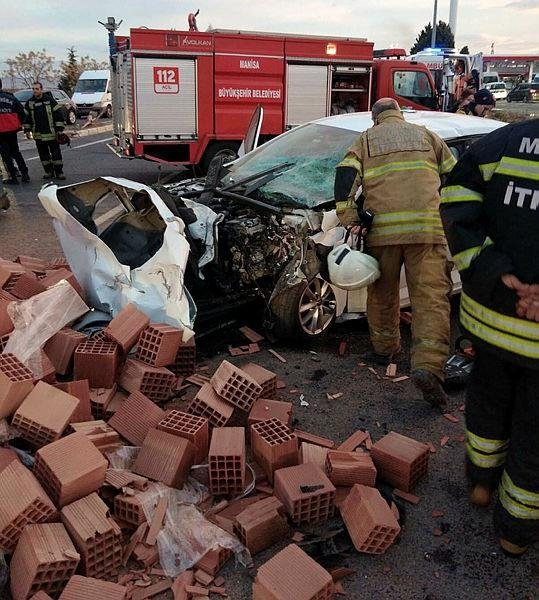 İzmir’de otomobil ile tuğla yüklü kamyonun kazasında 1 kişi öldü