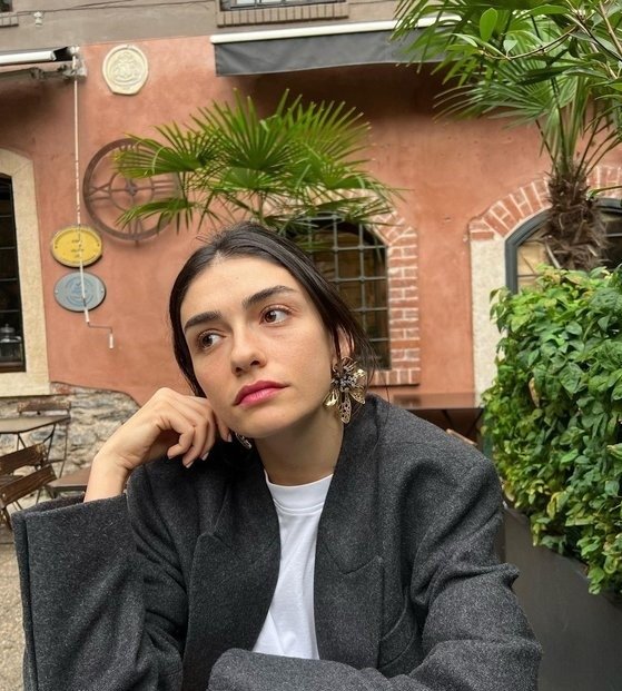 Hazar Ergüçlü’nün babası hayatını kaybetti