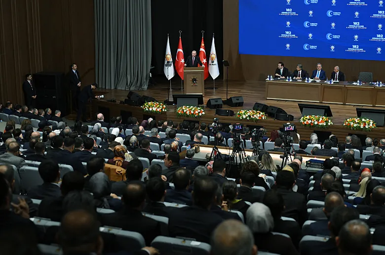 9-belediye-baskani-ak-partiye-katildi-rozetlerini-baskan-recep-tayyip-erdogan-takti-1790700092453.png