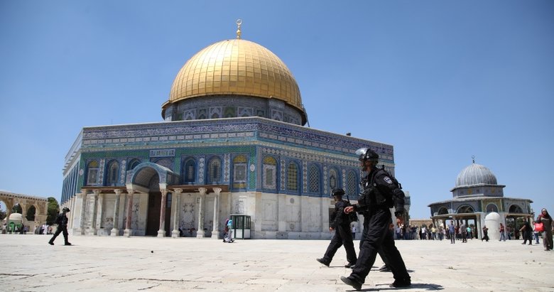 İsrail polisi Mescid-i Aksa’daki cemaate saldırdı