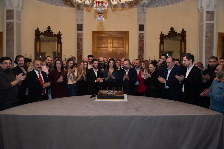 Eşkıya Dünyaya Hükümdar Olmaz 150. bölümünü pasta keserek kutladı