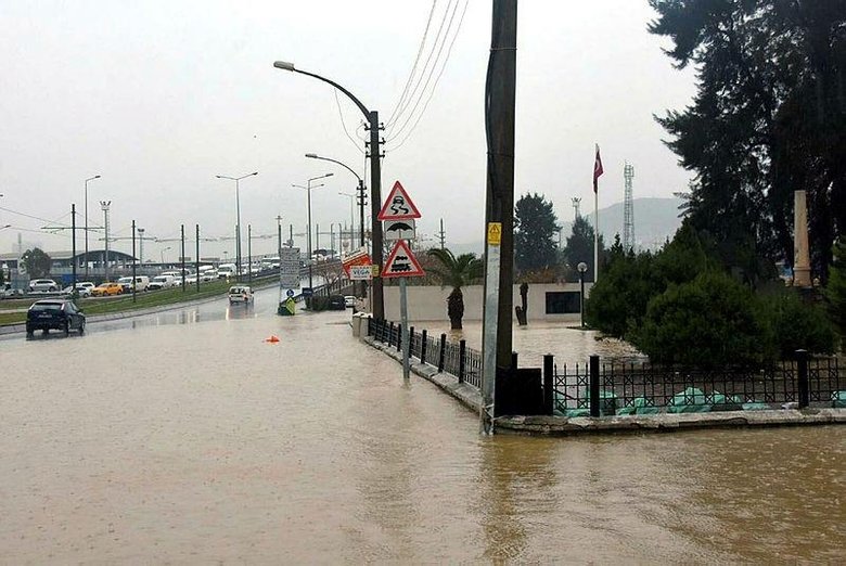 Uzmanlardan İzmir seli yorumu: Sebebi yanlış yapılaşma