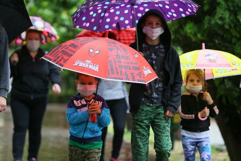 İzmirli çocuklar yağışa rağmen parklara koştu