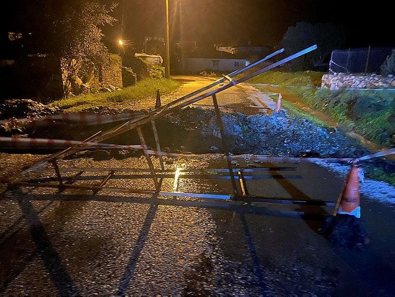 Marmaris’te sağanak yağış nedeniyle yollar kapandı, iş yerlerini su bastı
