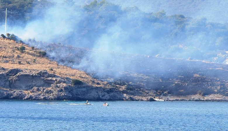 Göltürkbükü’nde yüzerek gidip yangını söndürdüler