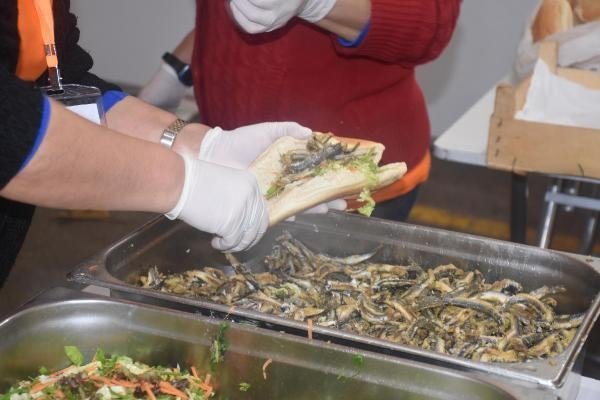 İzmir'deki şenlikte 2,5 ton hamsi dağıtıldı