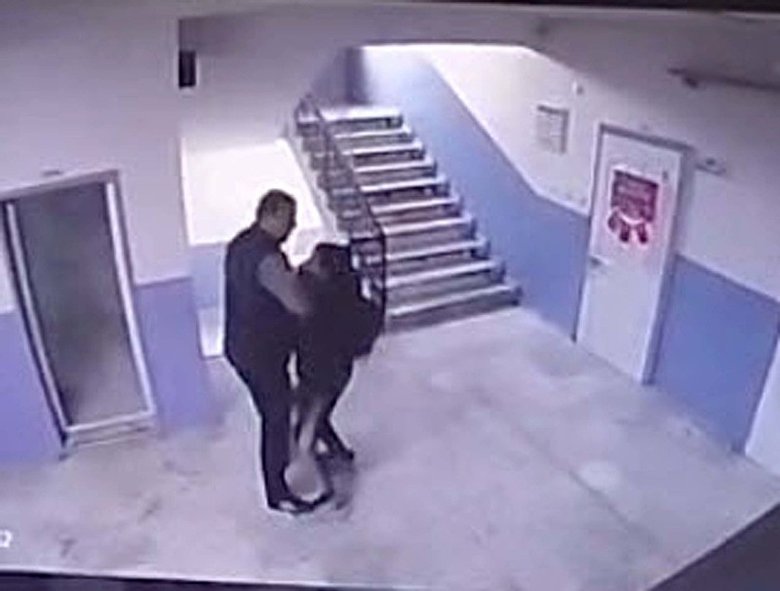 Manisa’da acımasız okul müdürü otizmli öğrenciyi merdivenden itti!