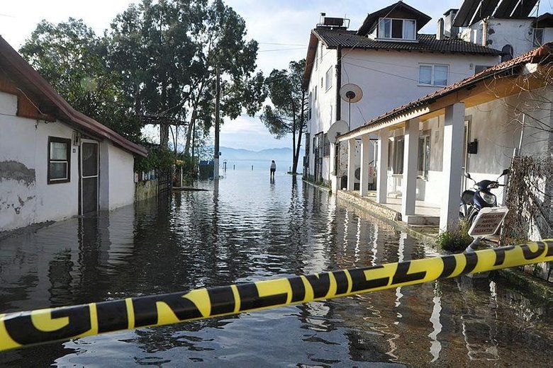 Muğla’da Köyceğiz Gölü taştı, ev ve iş yerlerini su bastı