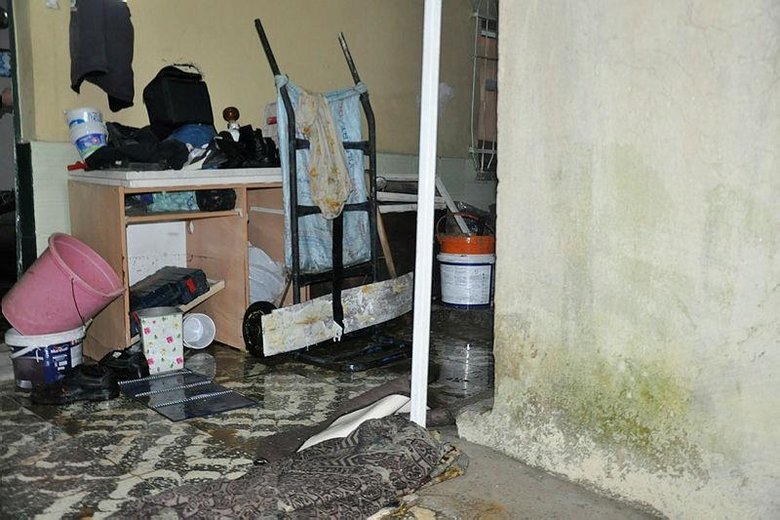 Taşan dere suları, evi savaş alanına çevirdi