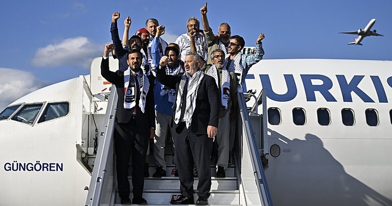 Sumud Filosu’nda yer alan vatandaşlarımız ülkeye döndü: 36’sı Türk 137 aktivisti taşıyan uçak İstanbul’a indi!