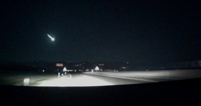 İzmir’de meteor düştü iddiası! Görüntüler anbean kaydedildi