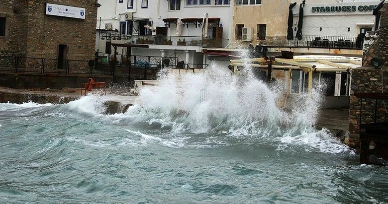 Bodrum’u fırtına vurdu! Dev dalgalar sahildeki işletmelere ulaştı