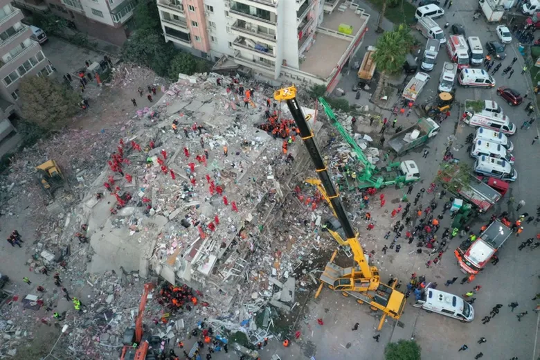 Anne ve babasını depremde kaybeden Arif Emre, deprem anını anlattı