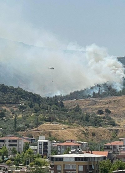 Manisa’da orman yangınına uçakla ve helikopterle müdahale edildi