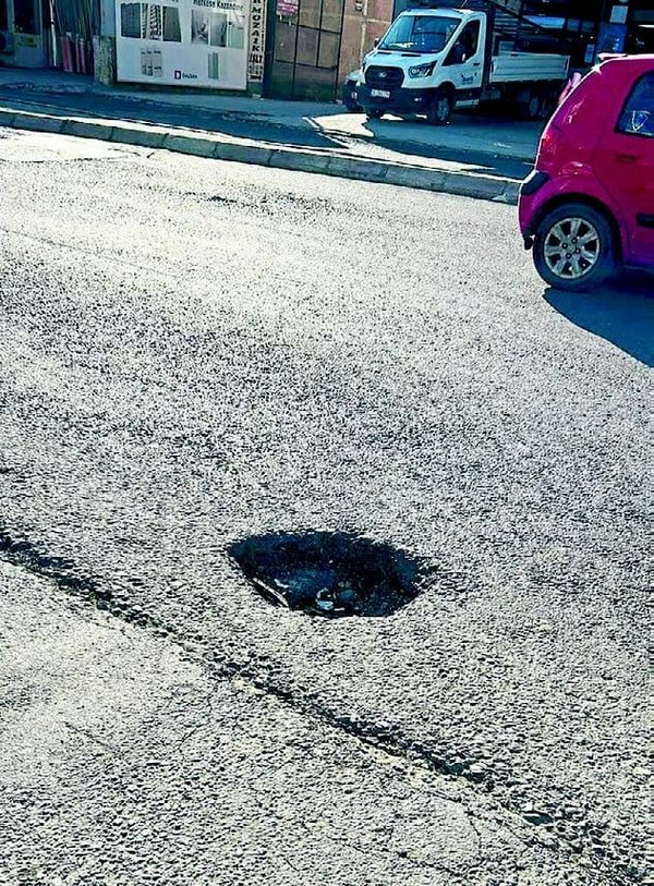 izmir-sokaklari-kostebek-yuvasi-gibi-yoldaki-cukur-hak-ihlalidir-1776107812507.jpg