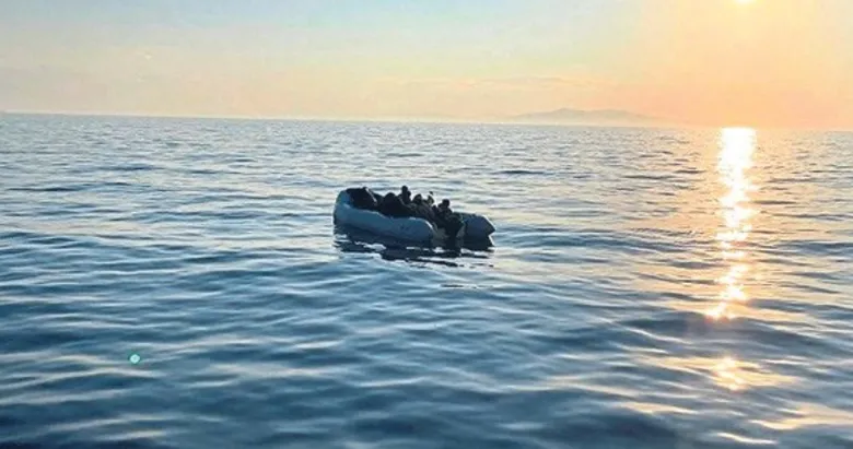 Menderes açıklarında 52 göçmen yakalandı