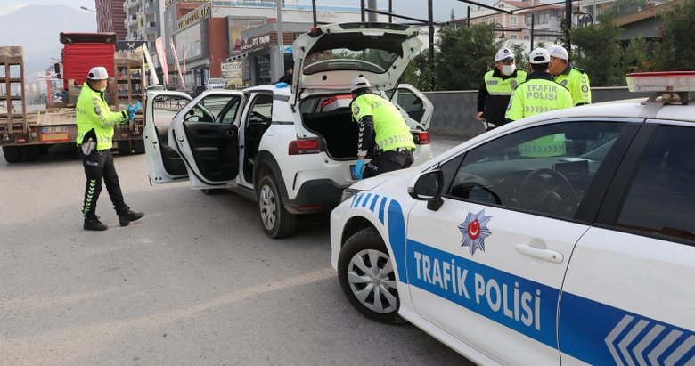 Kısıtlamayı ihlal edip hız sınırını aşan ehliyetsiz sürücüye 8 bin 250 lira ceza