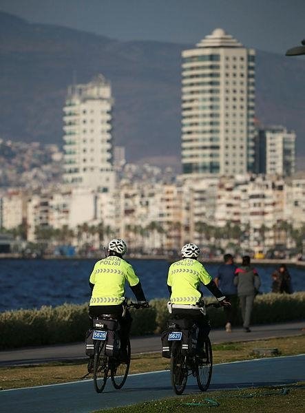 İzmir’in Beyaz Kırlangıçları bisiklet yollarının güvenliği için pedala bastı