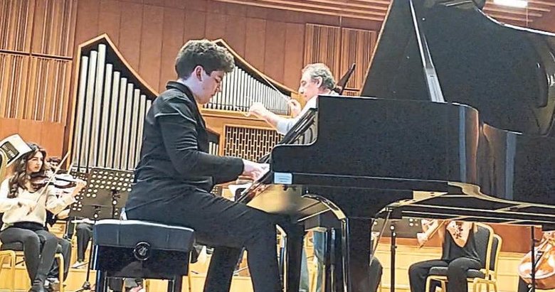 AKÜ Konservatuvarı ilk otizmli öğrencisini mezuniyete hazırlıyor