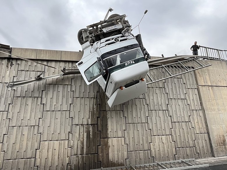 İzmir’de akılalmaz kaza: Devrilen TIR viyadükte asılı kaldı