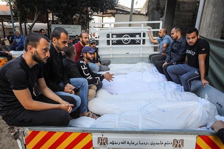 İşgalci İsrail, Gazze’deki Şifa Hastanesi Yerleşkesi’nde bir poliklinik binasını bombaladı