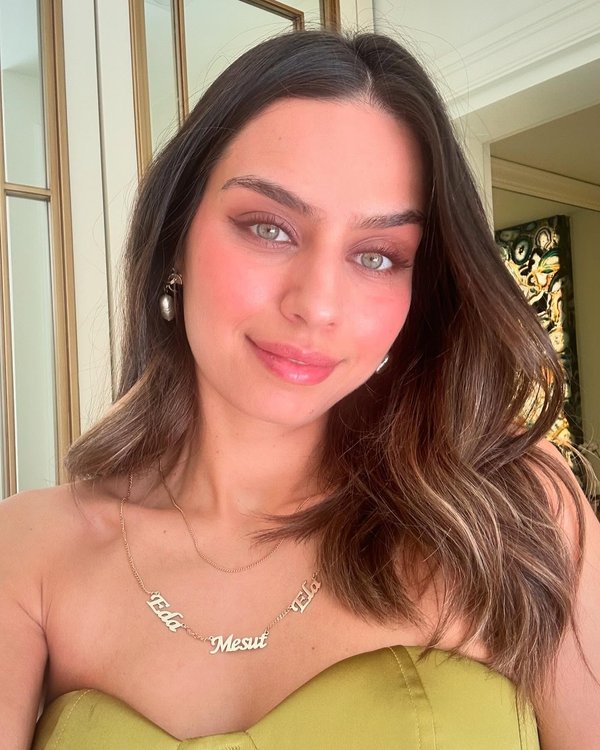 Çocukluk fotoğrafı ortaya çıktı! Görenler hayran kaldı: Güzelliği doğuştan! Tanıyabildiniz mi?