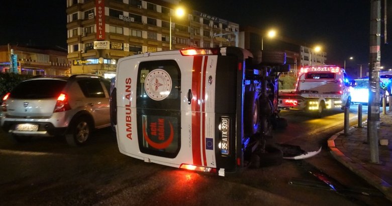 İzmir’de feci kaza! İzmir’de otomobille çarpışan ambulans devrildi