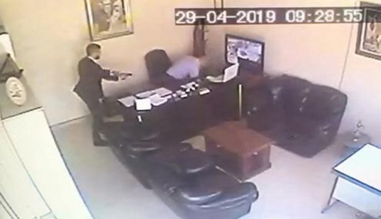 Denizli’de tabancalı saldırgana sopayla direndi