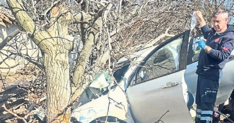 Aydın’da aşırı hız yapan otomobil ağaca ok gibi saplandı