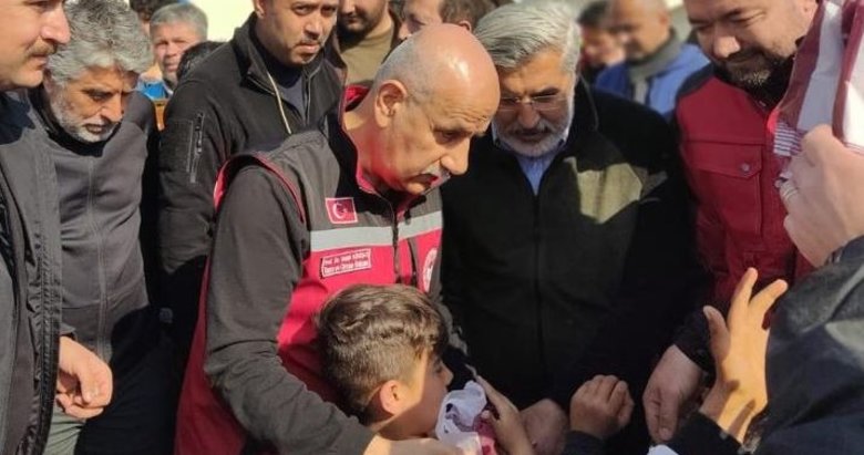 Bakan Kirişci deprem bölgesi Hatay’da çadırda kalan çocuklara oyuncak dağıttı