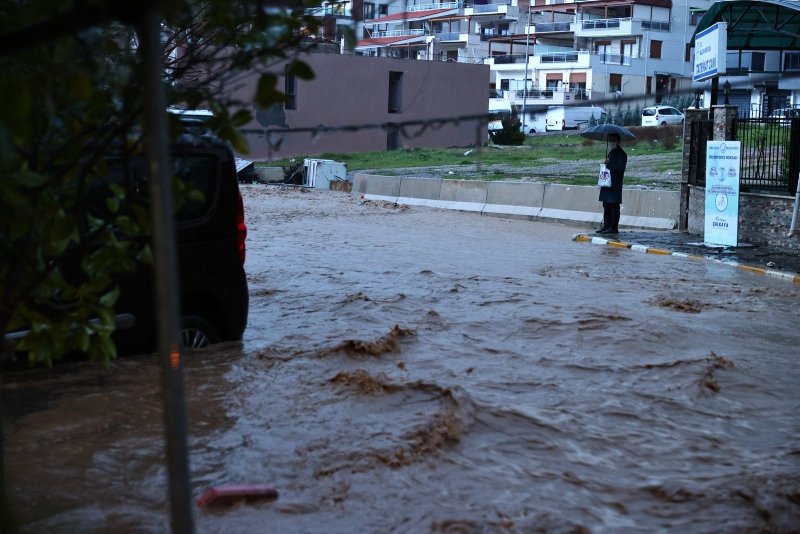 İzmir felaketi yaşıyor: ’Sakın evden çıkmayın’ uyarısı