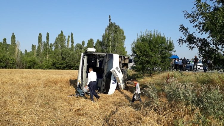 Afyonkarahisar Çay’da feci kaza! Yolcu otobüsü devrildi .