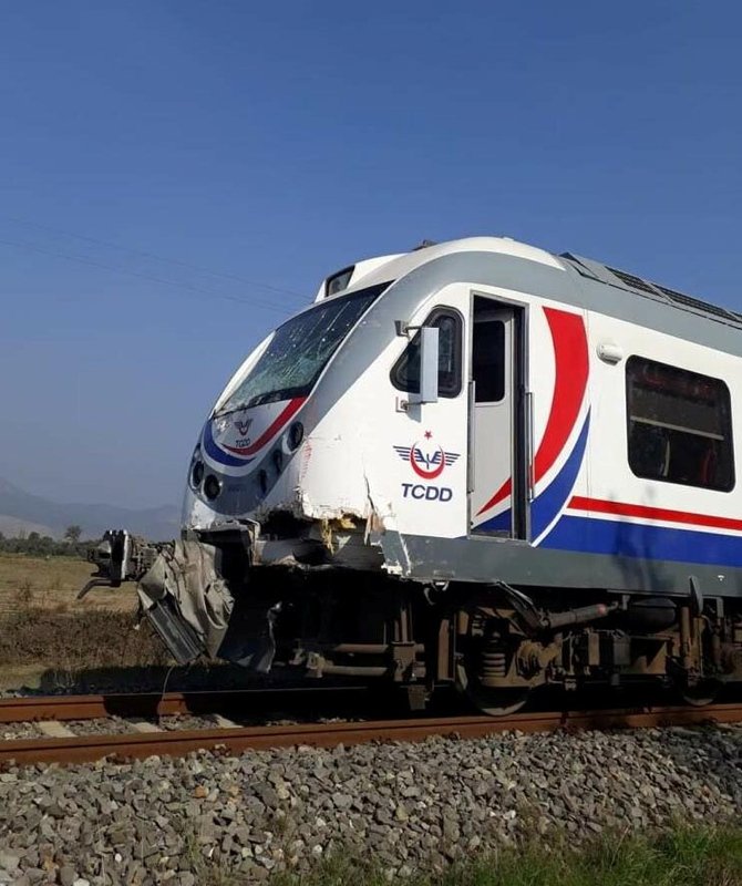 İzmir'de yolcu treni kamyona çarptı!