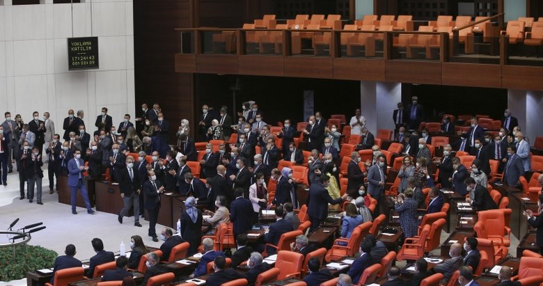 Ayasofya kararı Meclis’te okundu vekiller ayakta alkışladı
