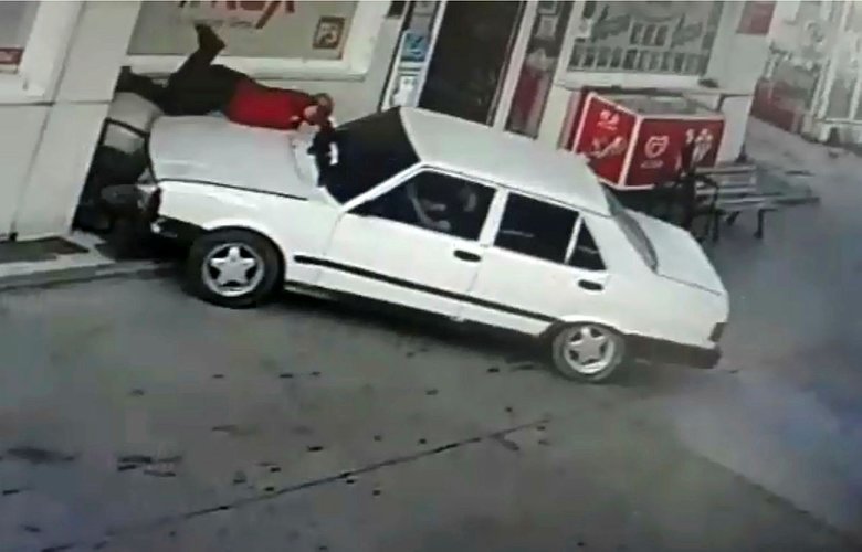 Afyon’da akılalmaz olay! Tartıştığı istasyon görevlisine otomobiliyle çarptı