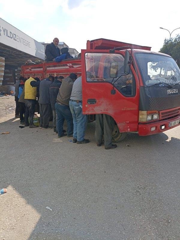 Depremzedelerin yardımlarına göz diktiler! Özel harekat polisleri hırsızları böyle yakaladı
