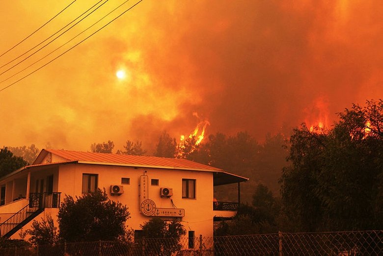 İspanyol yangın söndürme uçakları Köyceğiz’e müdahale ediyor