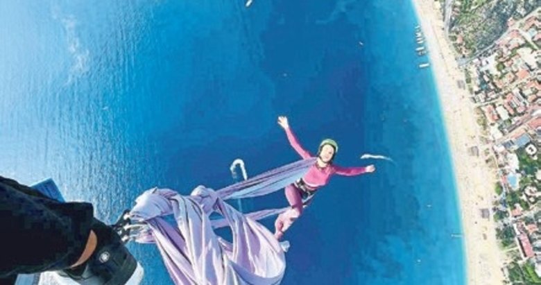 İngiliz turistin Ölüdeniz semalarında yoga keyfi