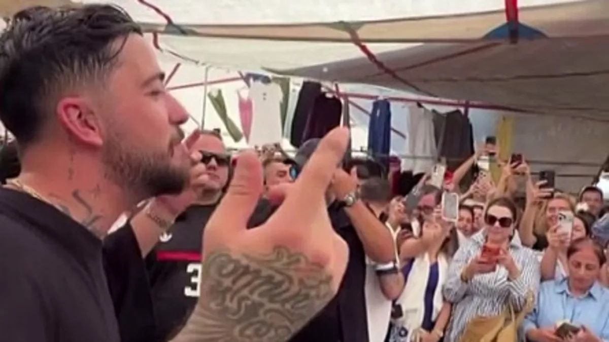 Alaçatı Pazarı bir anda sahneye dönüştü! Mahmut Orhan’dan özel performans
