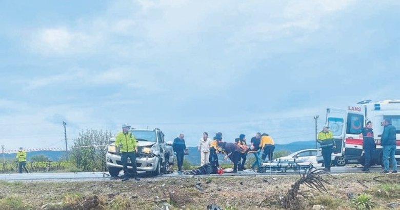Karşı yönden gelen iki araç birbirine girdi