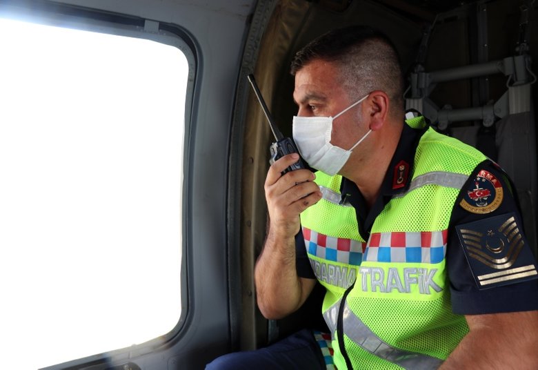 İzmir’de jandarmadan helikopterli trafik denetimi