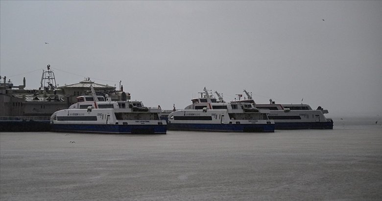 İzmir’de arabalı feribot ve vapur seferleri yeniden başladı