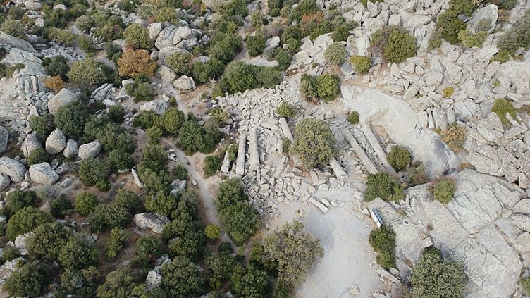 Çanakkale’deki 1600 yıllık antik dev granit sütunlar tarihe ışık tutuyor