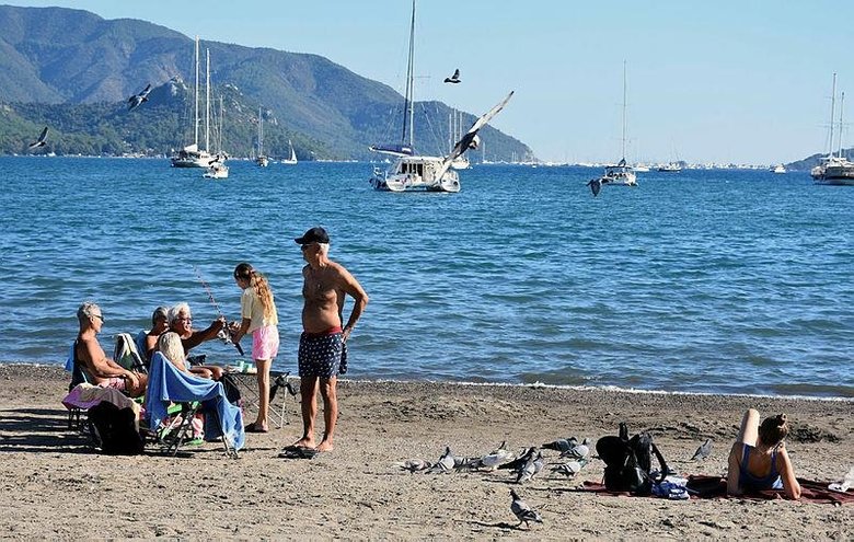 Marmaris’te ’pastırma yazı’ keyfi; denize girip, plajda eğlendiler