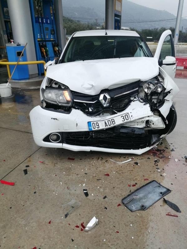 Akaryakıt istasyonunda kaza anı güvenlik kamerasında: 2 yaralı