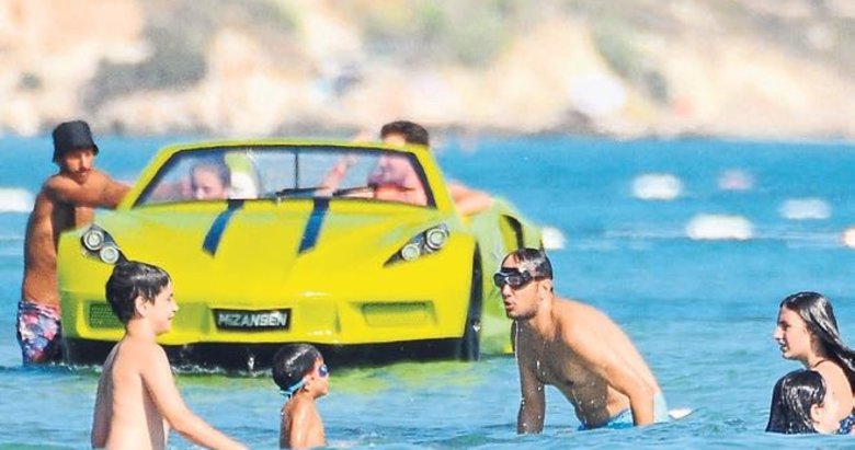 Sarp oğluyla denizde oynadı