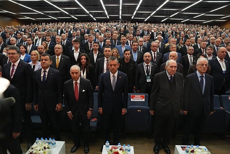 CHP’de olağanüstü kurultay günü! Tek aday Özgür Özel CHP Genel Başkanlığı’na seçildi.