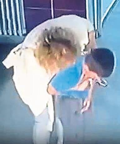 Öğrencisini Heimlich manevrası ile kurtardı