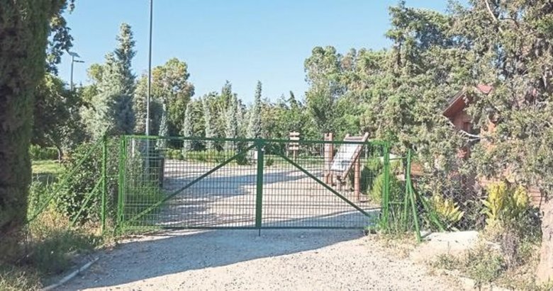 İnciraltı Kent Ormanı’ndaki çitler vatandaşı zorluyor
